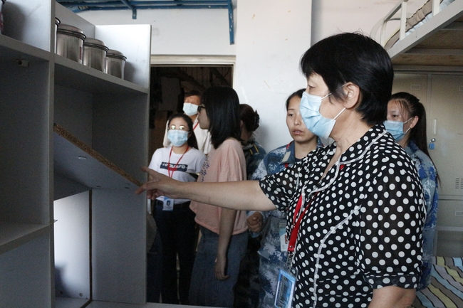 关怀进宿舍 情暖学子心---校领导走访慰问2020级新生