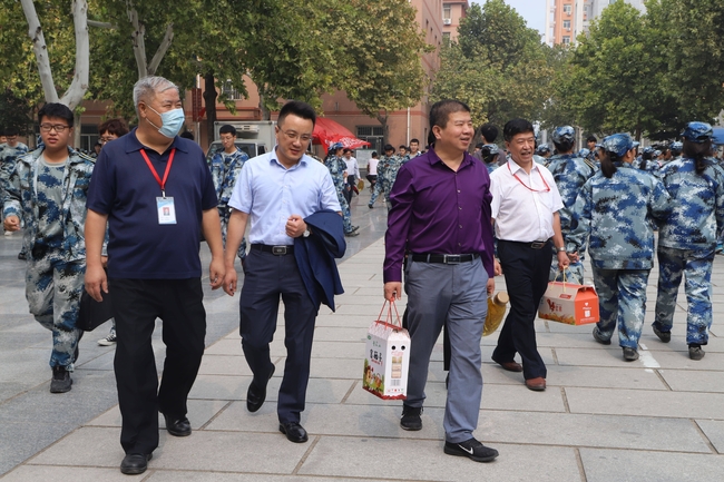 扶贫献爱心 量力自愿购---易县电商中心扶贫产品走进我校