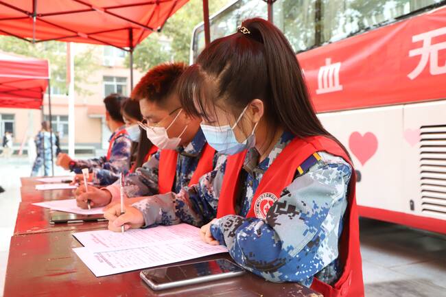 殷色传希望 保理递爱心---我校携手保定市中心血站开展无偿献血活动