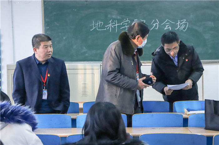高举旗帜 把握方向 开创党建工作新局面推动我校健康快速发展 ---我校召开第一次党员大会