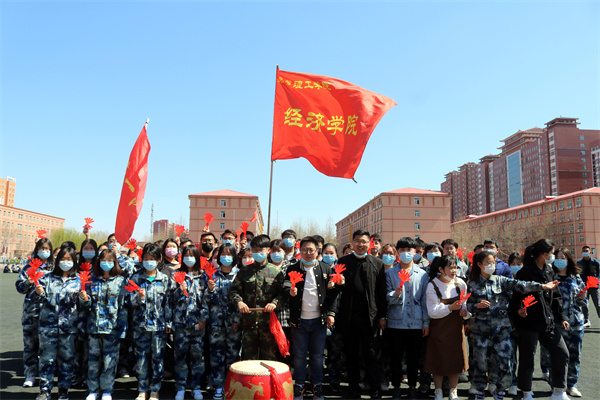身着迷彩勇担当 无私奉献守校园 ——致敬最可爱的人