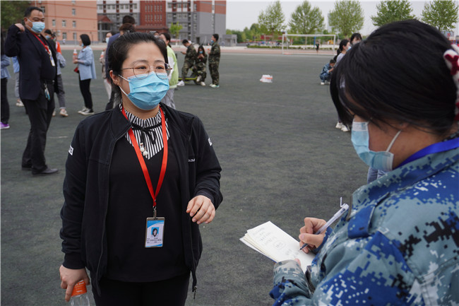 封闭校园文明健康 抗击疫情众志成城 我校组织在校教师学跳广场舞