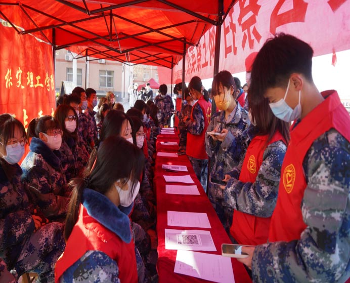 祭扫烈墓 顺缅士安 ——保定理工学院清明节缅怀革命烈士