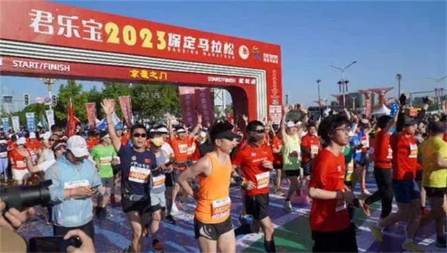 保定理工学院学生圆满完成2023保定马拉松志愿服务工作