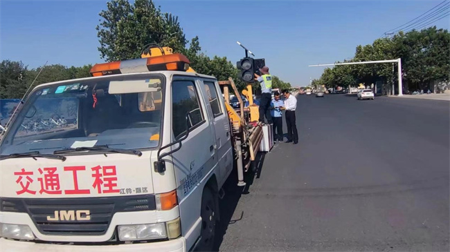正门亮起红绿灯，师生出行更安心！ ——保定理工学院正门红绿灯正式投入使用