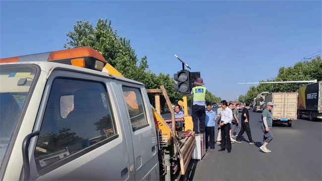 正门亮起红绿灯，师生出行更安心！ ——保定理工学院正门红绿灯正式投入使用