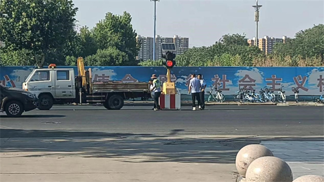 正门亮起红绿灯，师生出行更安心！ ——保定理工学院正门红绿灯正式投入使用