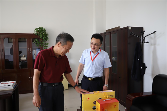 保定理工学院校领导带队走访慰问老同志