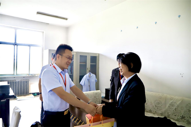 保定理工学院校领导带队走访慰问老同志
