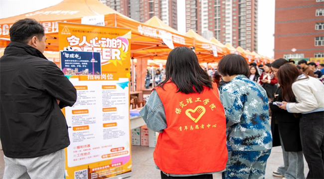 校长于凇波与企业交流图:大学部总监臧卫东与企业交流图:周虎震董事长