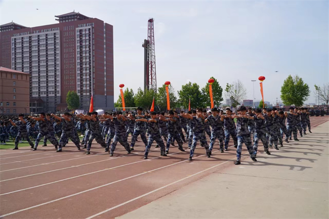 保定理工学院隆重举行“国防后备营”成立暨授旗仪式