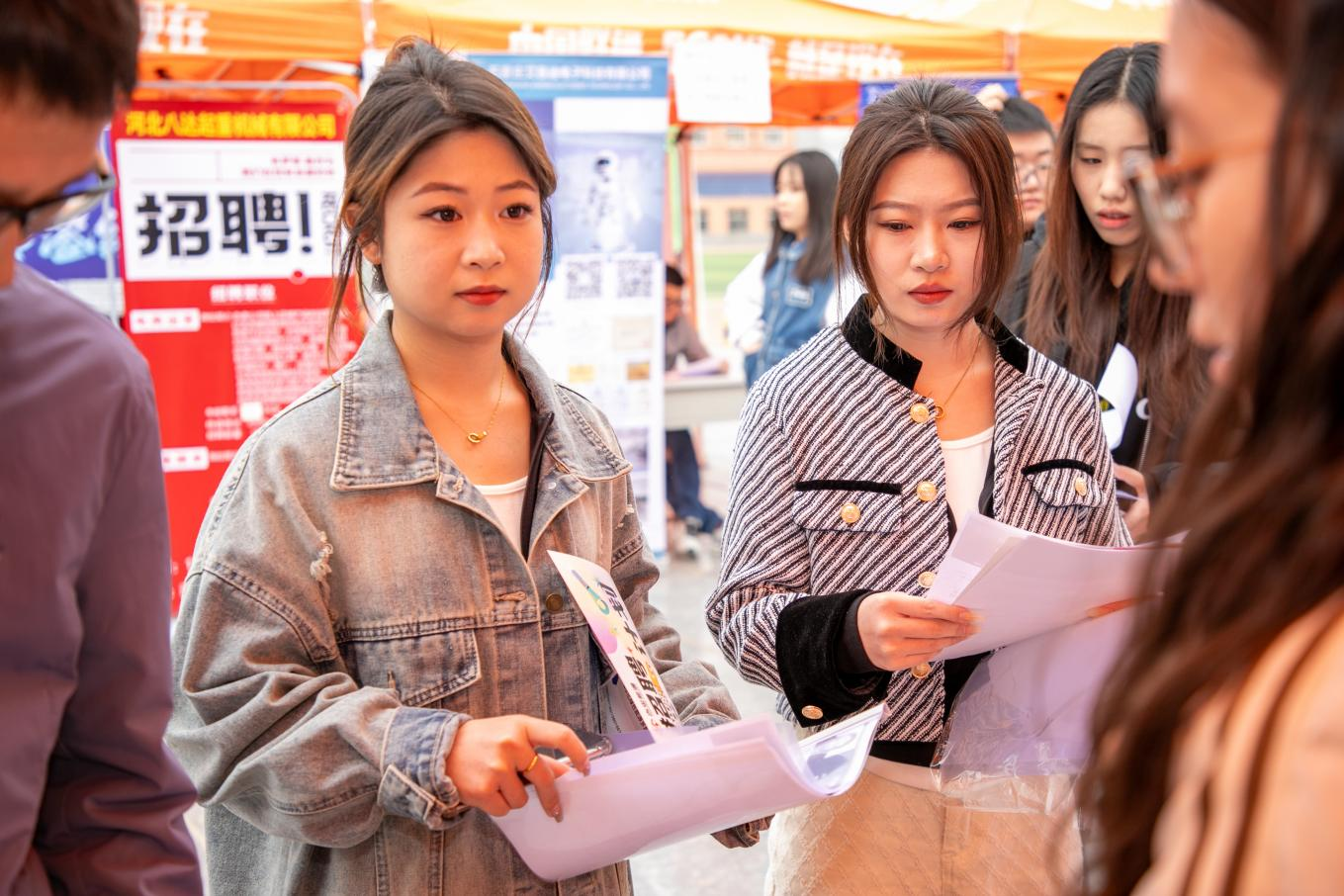 保定理工学院“圆梦保理·不负韶华” 2024届毕业生春季线下双选会隆重举办