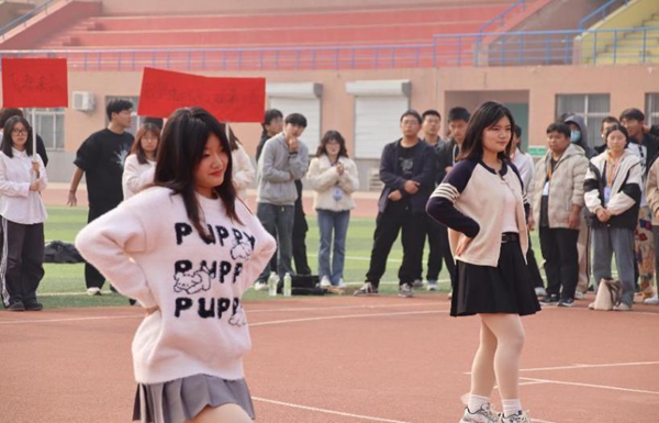 体育|保定理工学院|管理学院|“夕阳渐沉洒热汗，少年不疲逐青春”篮球赛开幕式