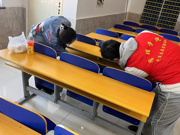 劳动教育|保定理工学院|管理学院|“弯腰彰显个人素养,昂首争做校园先锋”主题志愿活动