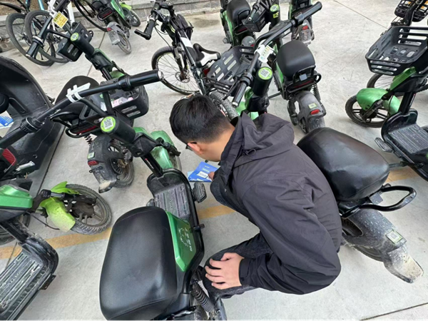 劳动教育|保定理工学院|管理学院|“弯腰彰显个人素养,昂首争做校园先锋”主题志愿活动