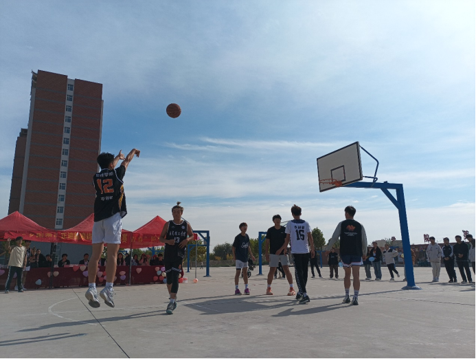 保定理工学院管理学院“夕阳渐沉洒热汗，少年不疲逐青春”篮球比赛圆满结束