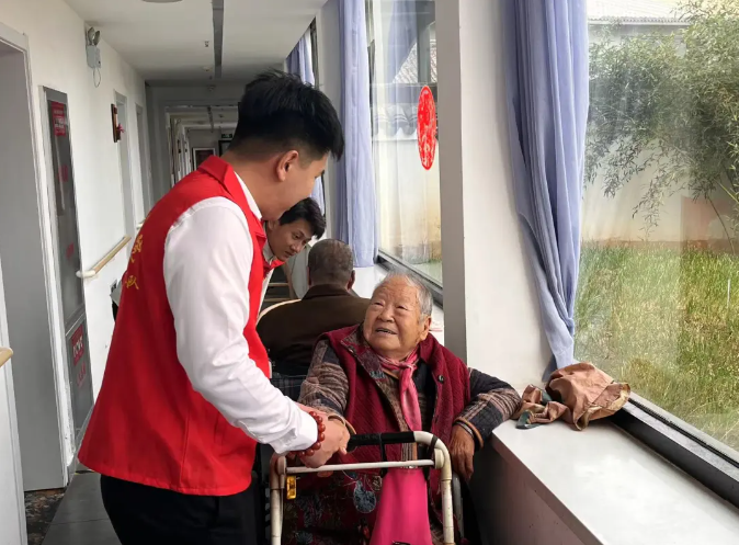 保定理工学院开办“传承孝老情 志愿暖人心”志愿活动