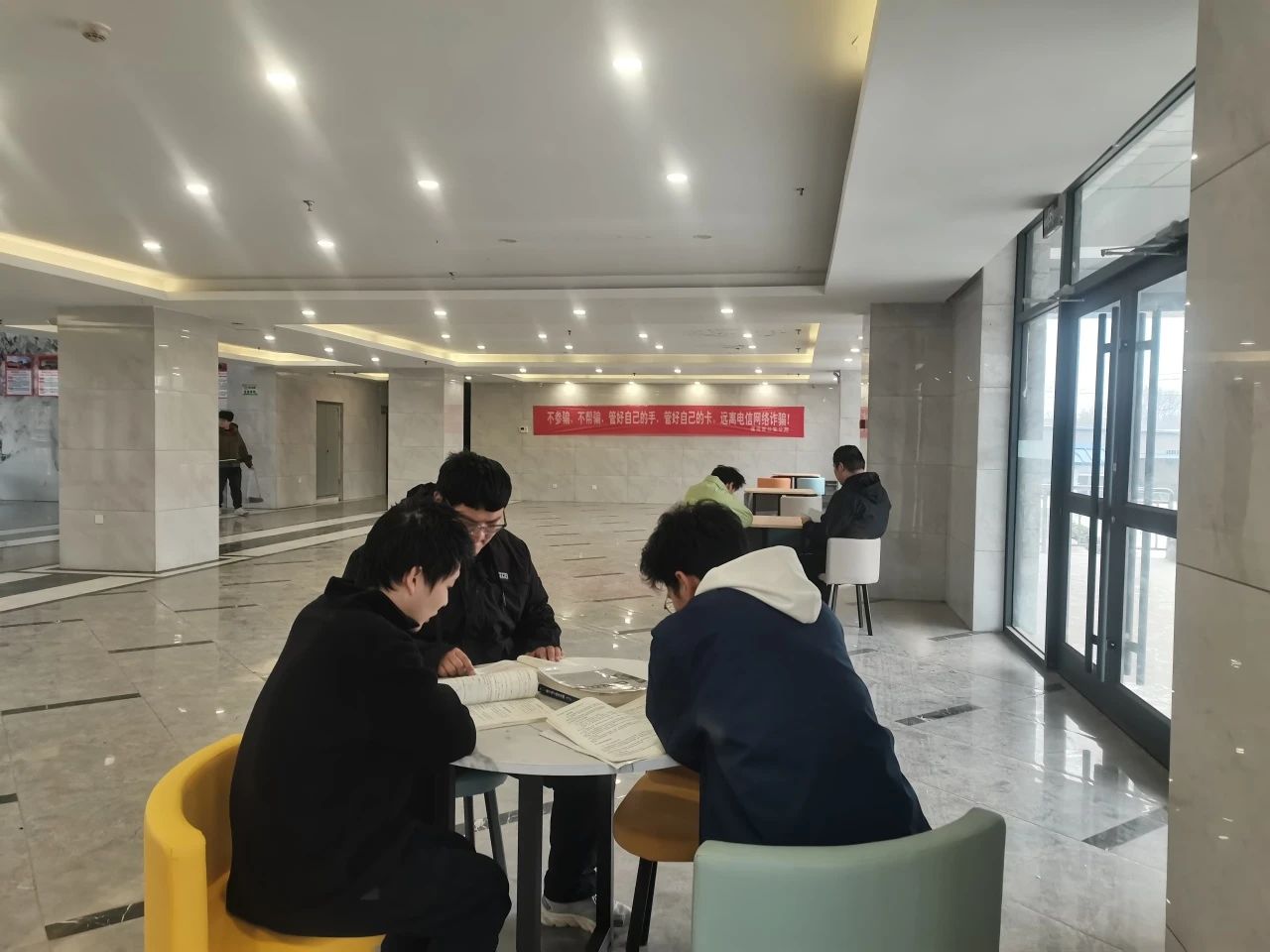 宿舍大厅“悠韵角”,休闲桌椅待君歇