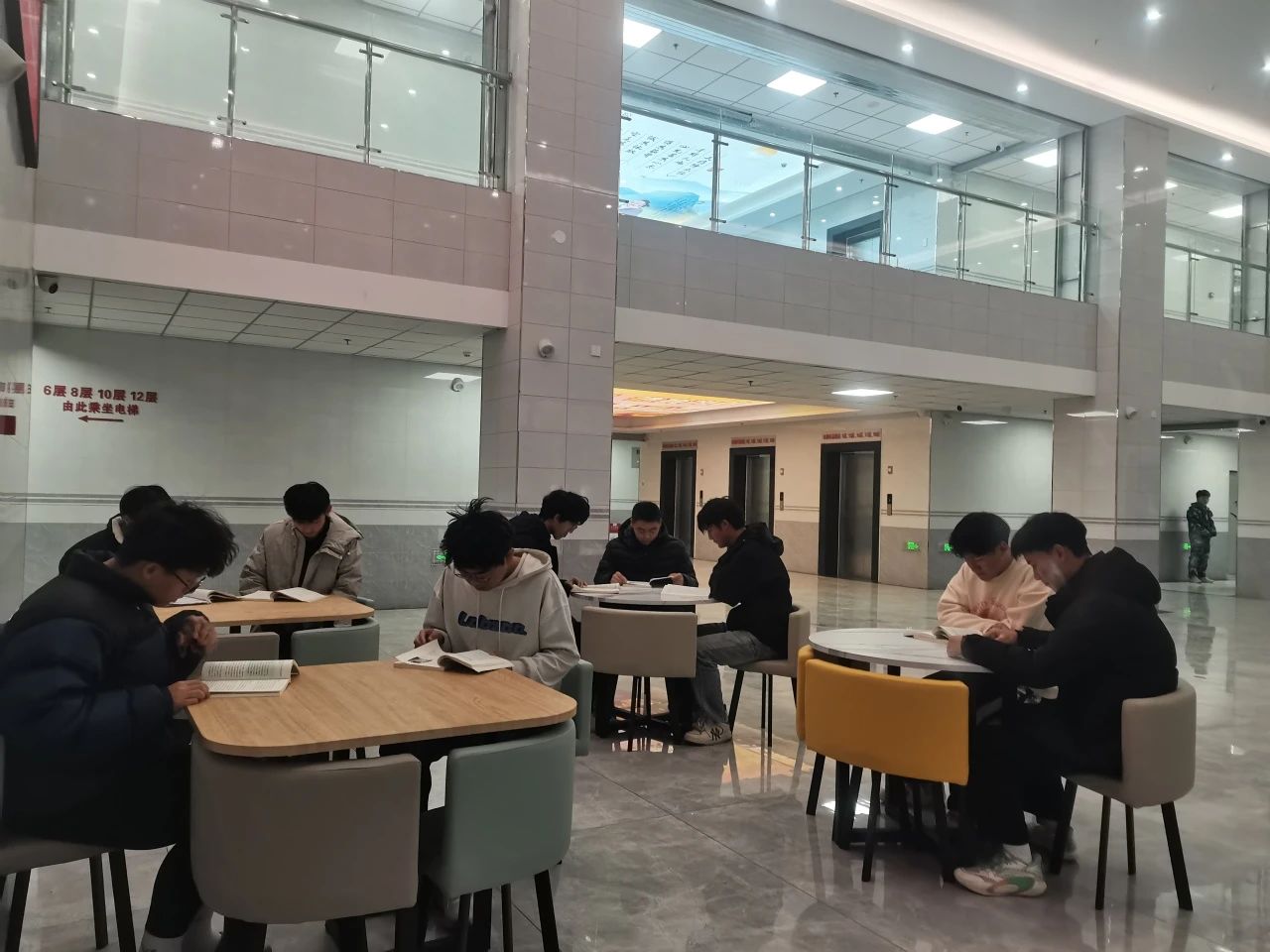 宿舍大厅“悠韵角”,休闲桌椅待君歇