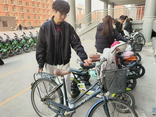 践行雷锋精神 奉献点亮青春——保定理工学院开展学习雷锋精神主题活动