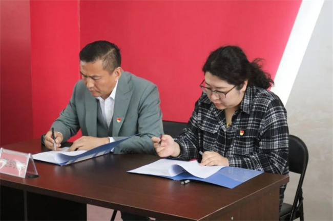 保定理工学院经济学院与东小庄村党建联建共建签约暨大学生志愿服务社会实践基地启动仪式圆满举行