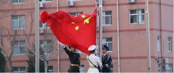 爱国教育保定理工学院会计学院以青春之名，护国旗飘扬——升旗仪式