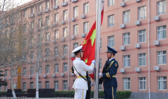 爱国教育保定理工学院会计学院以青春之名，护国旗飘扬——升旗仪式