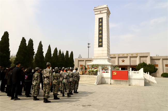 清明缅怀先烈志 青春共筑家国梦 ——保定理工学院开展主题祭扫活动