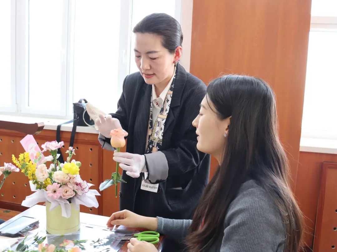 “三八”花漾展风姿，梳暖福利共此时——教育学院共庆“3·8”女神节