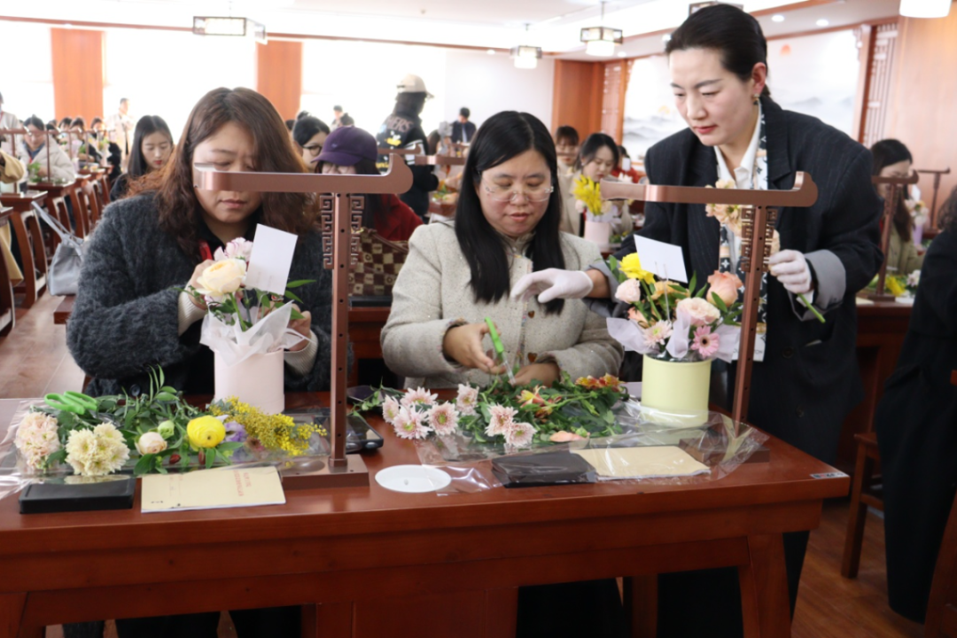 “三八”花漾展风姿，梳暖福利共此时——教育学院共庆“3·8”女神节