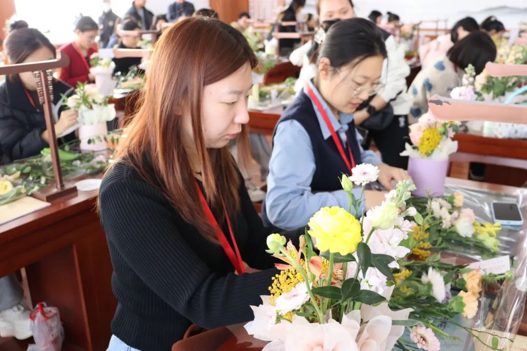 “三八”花漾展风姿，梳暖福利共此时——教育学院共庆“3·8”女神节