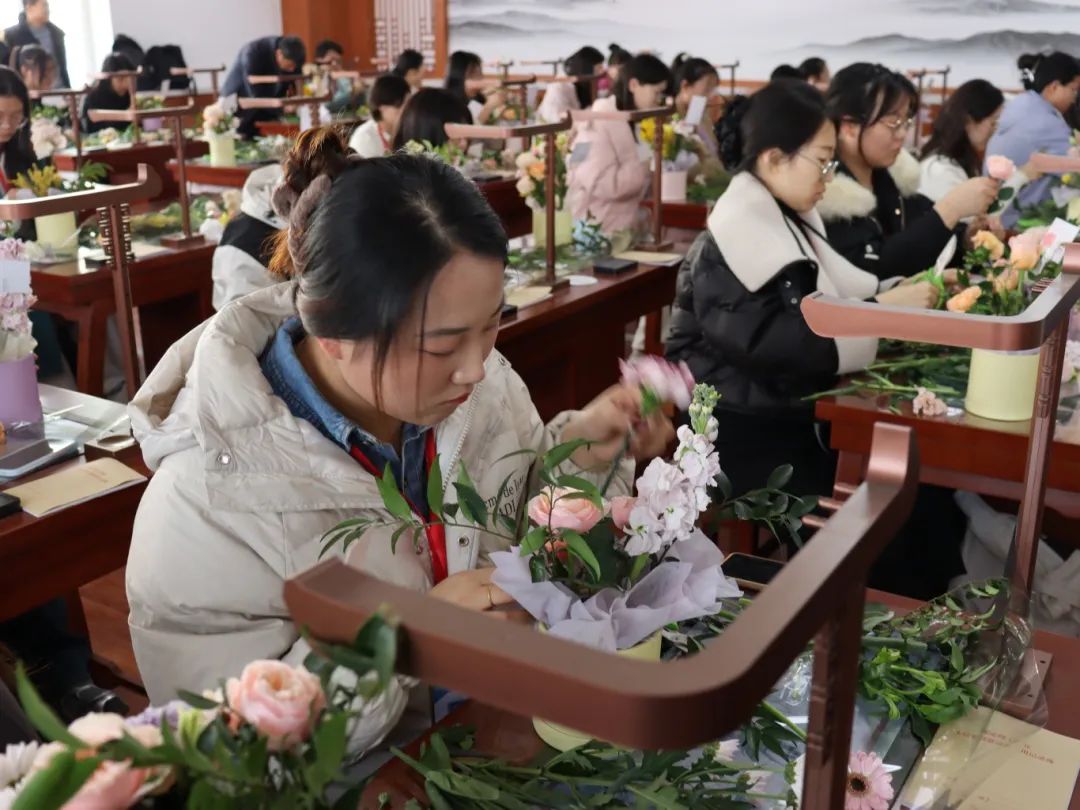 “三八”花漾展风姿，梳暖福利共此时——教育学院共庆“3·8”女神节