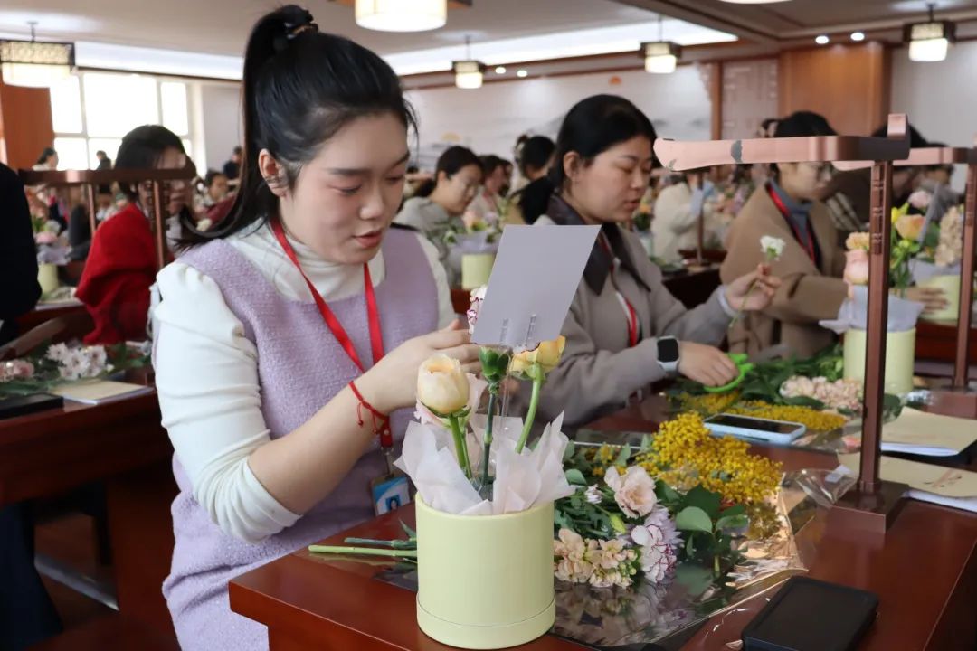 “三八”花漾展风姿，梳暖福利共此时——教育学院共庆“3·8”女神节