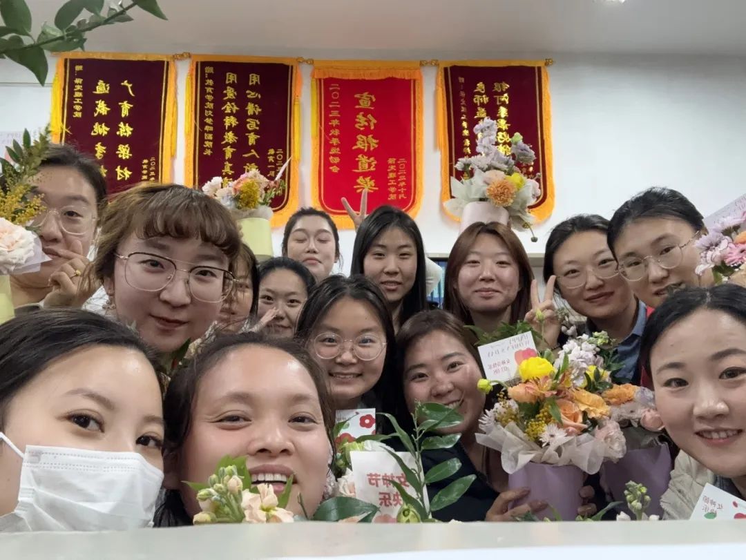“三八”花漾展风姿，梳暖福利共此时——教育学院共庆“3·8”女神节