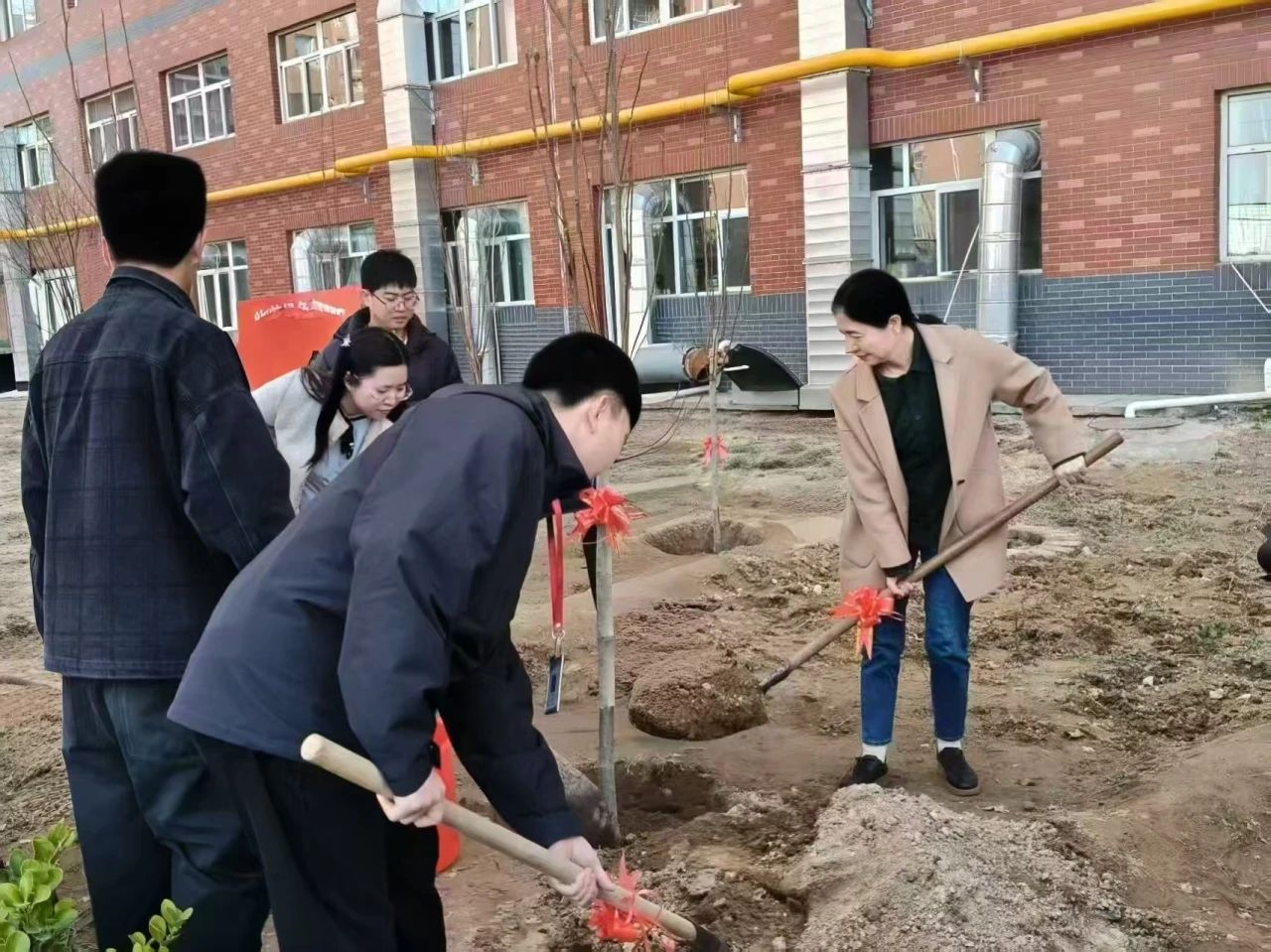 浇洒青春绿韵，育化教育新光