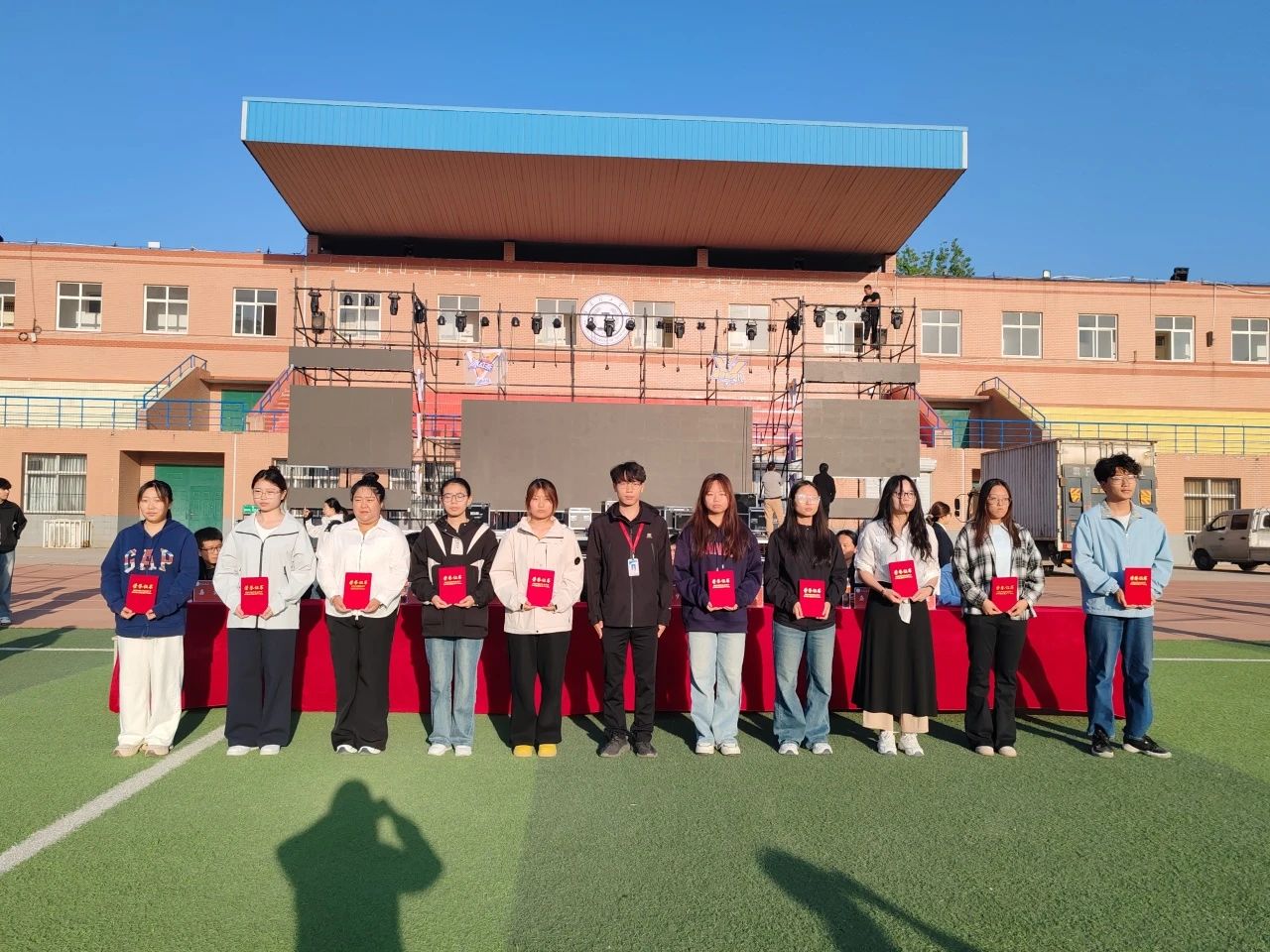 月度之星引前路，榜样之光启新程—四月月度表彰大会