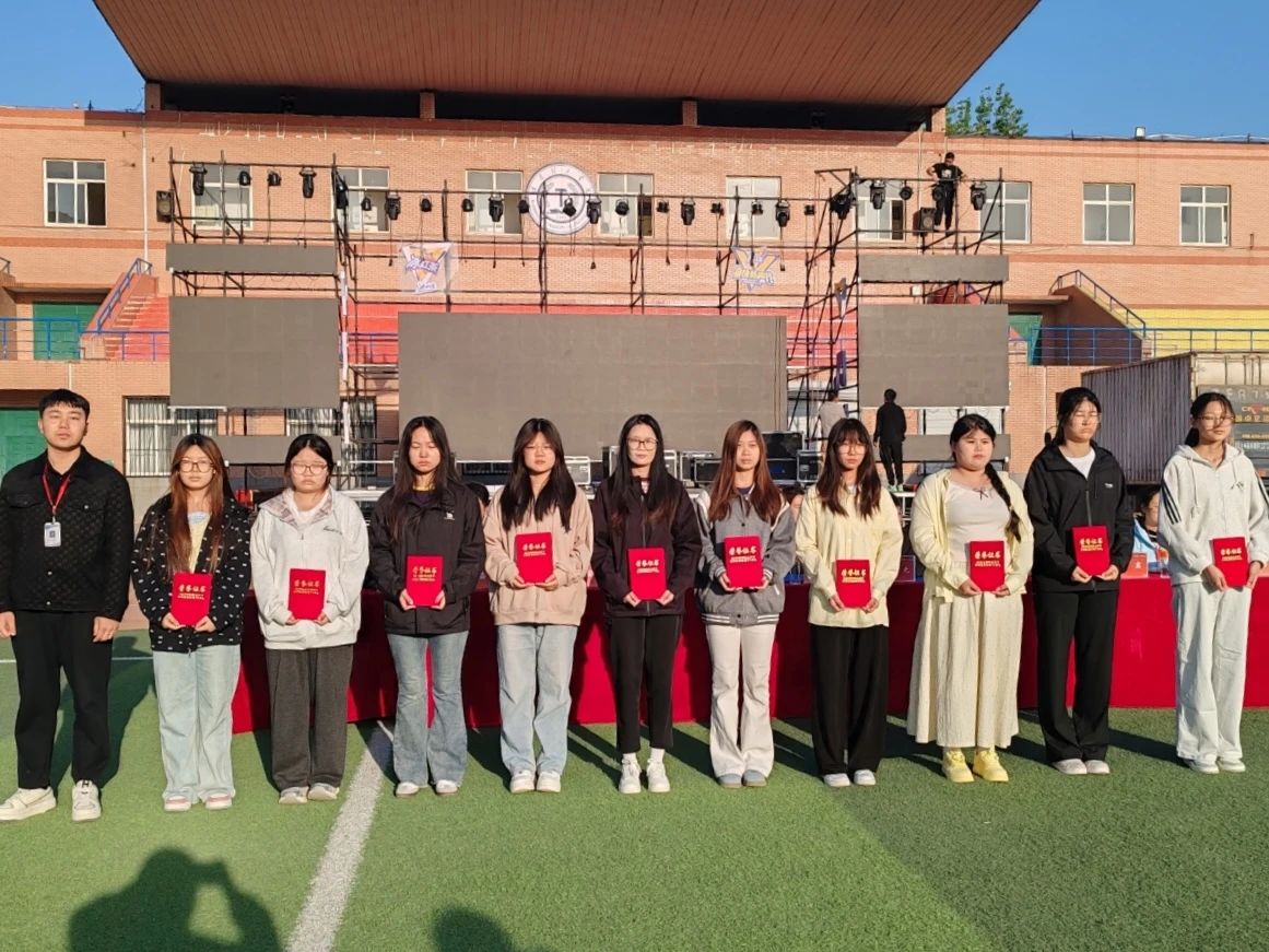 月度之星引前路，榜样之光启新程—四月月度表彰大会