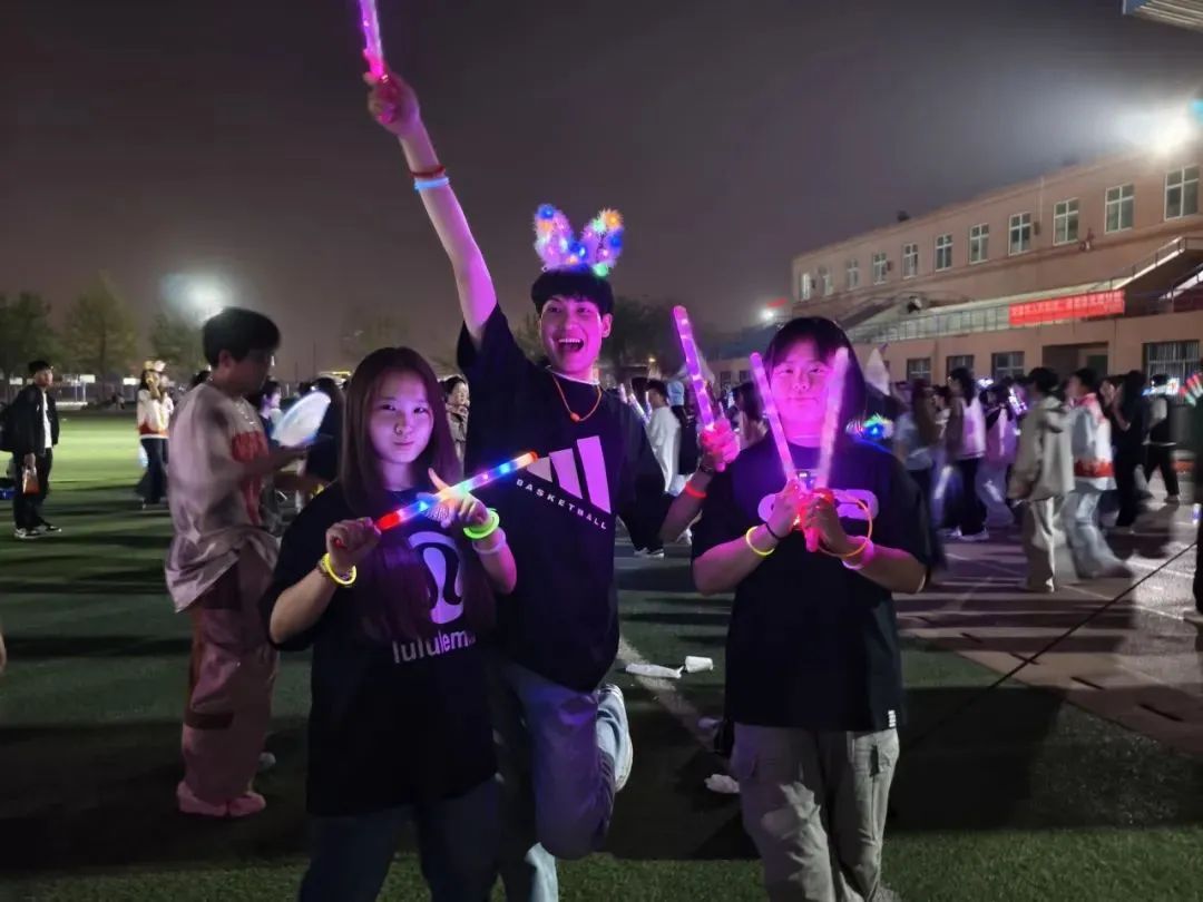“跃动微光，教育逐光”荧光夜跑活动开幕式圆满完成