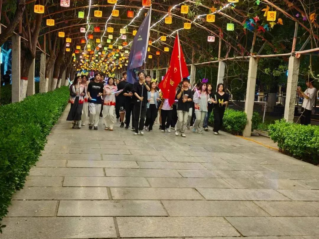“跃动微光，教育逐光”荧光夜跑活动开幕式圆满完成