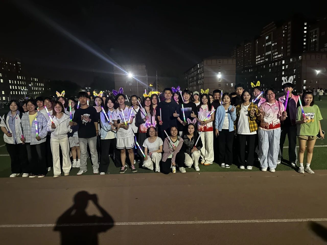 “跃动微光，教育逐光”荧光夜跑活动开幕式圆满完成