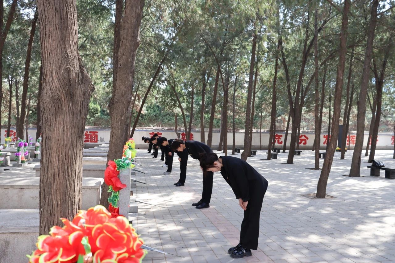 祭英烈忠魂，承时代风骨——烈士陵园祭扫之行