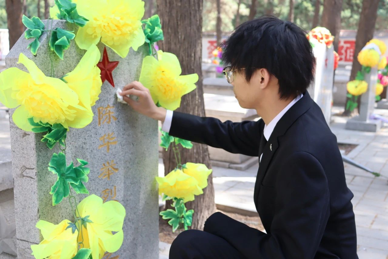 祭英烈忠魂，承时代风骨——烈士陵园祭扫之行