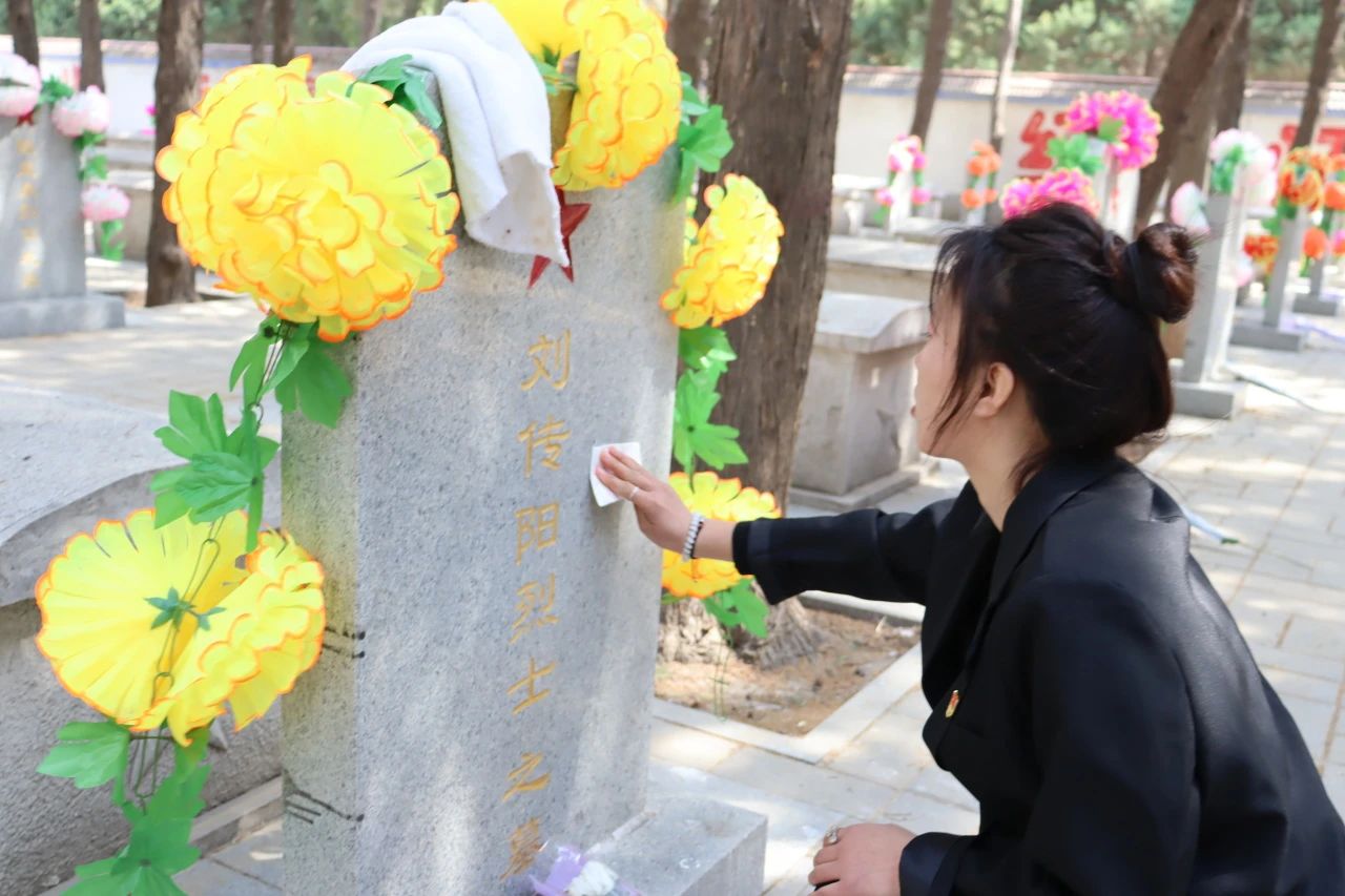 祭英烈忠魂，承时代风骨——烈士陵园祭扫之行