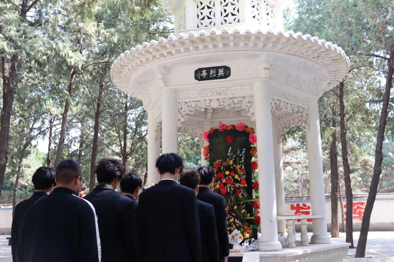 祭英烈忠魂，承时代风骨——烈士陵园祭扫之行