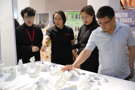 保定理工学院艺术学院2025届毕业设计作品展盛大开幕，校企共赏艺术盛宴