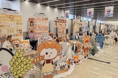 保定理工学院艺术学院2025届毕业设计作品展盛大开幕，校企共赏艺术盛宴