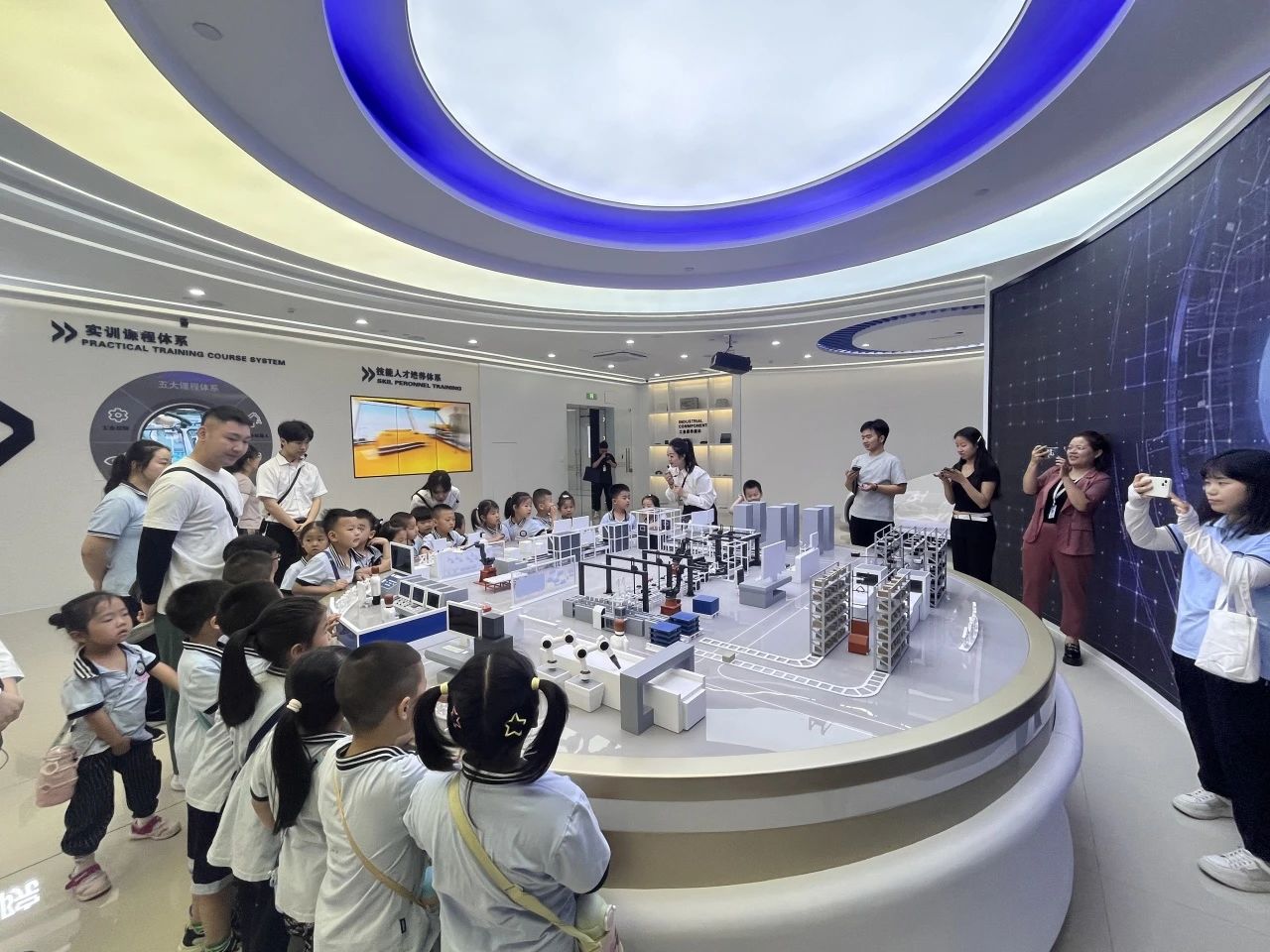 保定理工学院||教育学院||童心探学府，萌趣启新程——史庄实验幼儿园走进保定理工学院参观研学