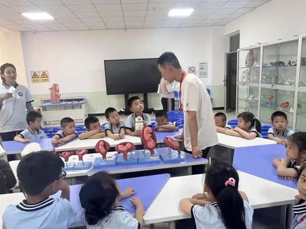 保定理工学院||教育学院||童心探学府，萌趣启新程——史庄实验幼儿园走进保定理工学院参观研学
