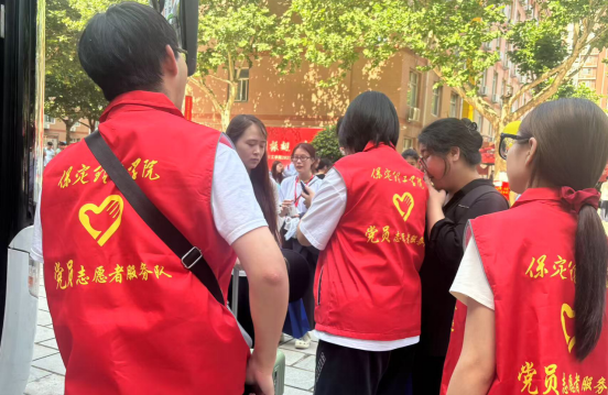行将致远 暖心护航——保定理工学院“红心向党”党员志愿者服务队为2025届毕业生平安离校保驾护航
