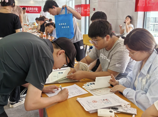 行将致远 暖心护航——保定理工学院“红心向党”党员志愿者服务队为2025届毕业生平安离校保驾护航
